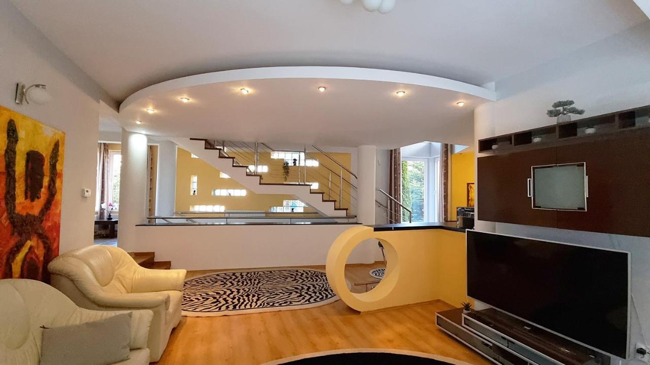 Marble Villa: Luxury Estate - Central But Intimate Sinaia Kültér fotó