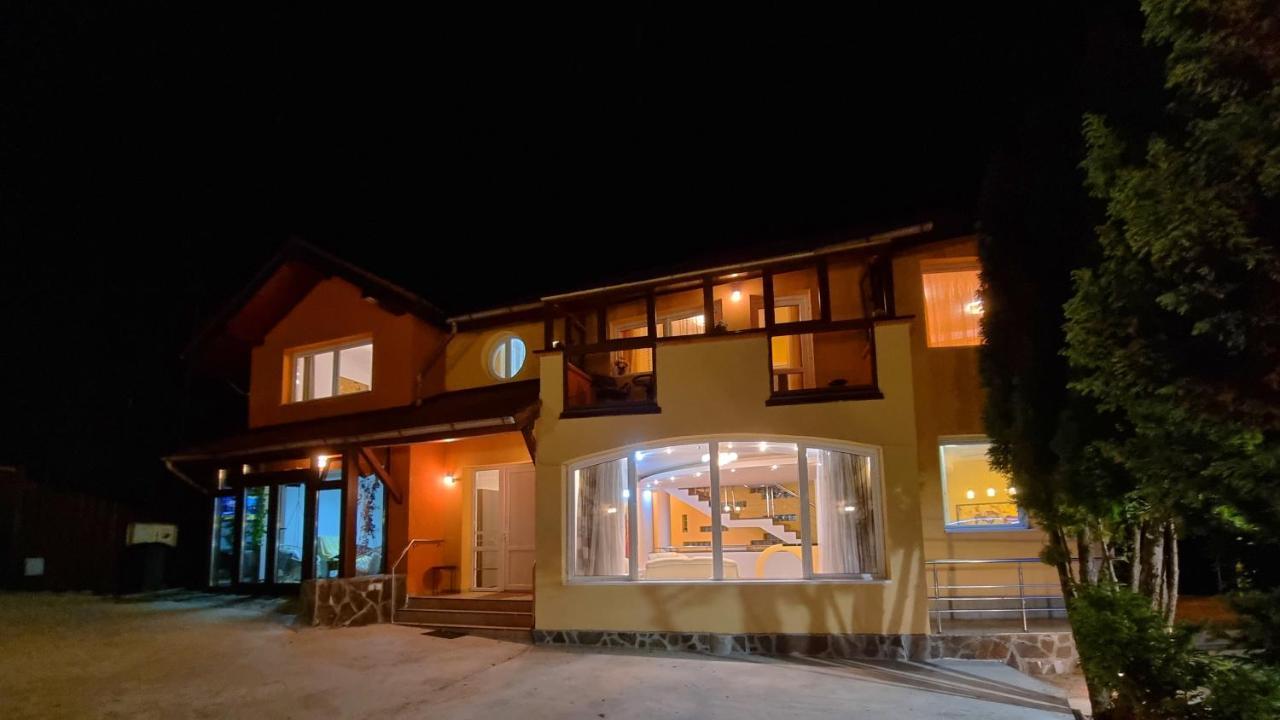 Marble Villa: Luxury Estate - Central But Intimate Sinaia Kültér fotó