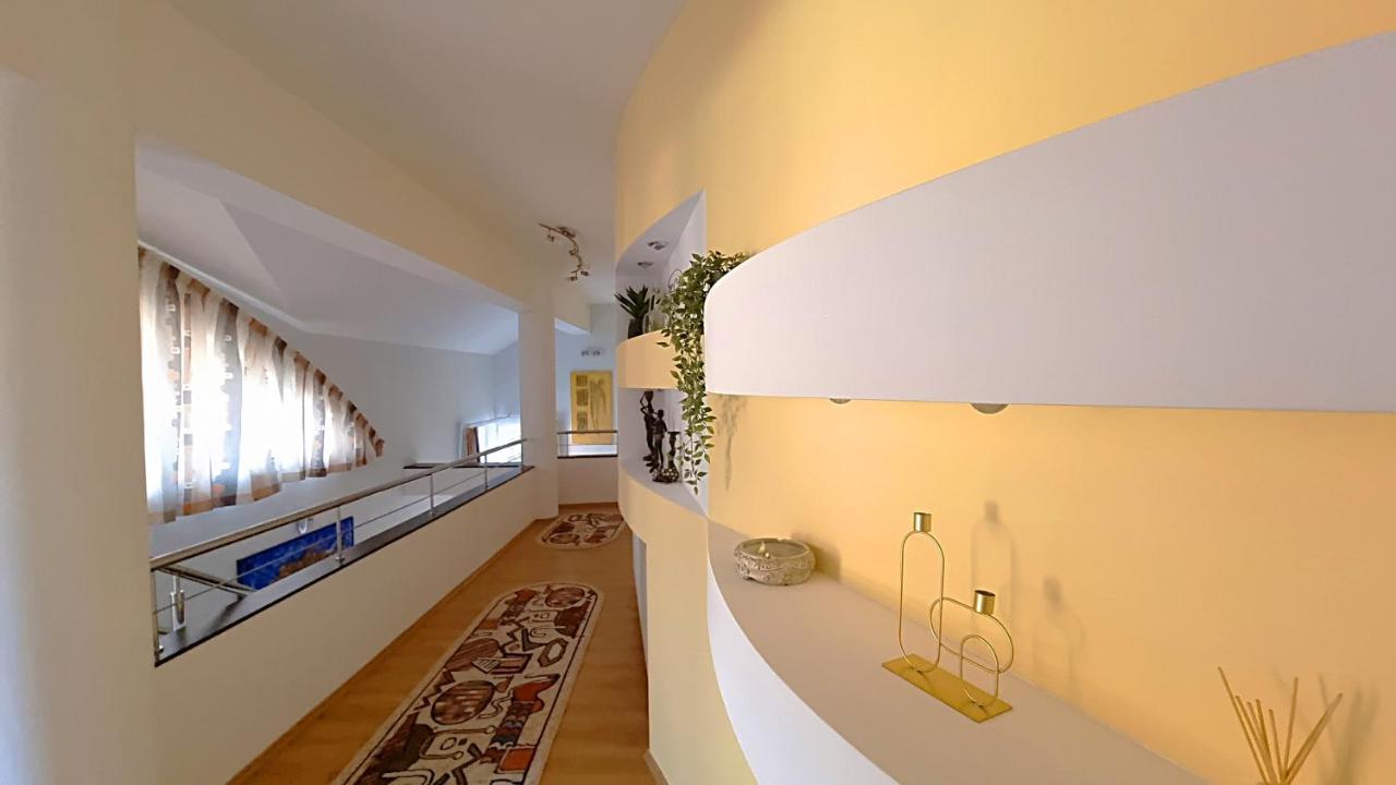 Marble Villa: Luxury Estate - Central But Intimate Sinaia Kültér fotó
