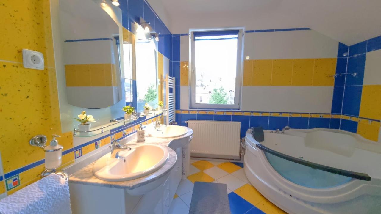 Marble Villa: Luxury Estate - Central But Intimate Sinaia Kültér fotó