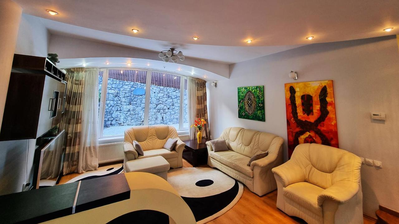 Marble Villa: Luxury Estate - Central But Intimate Sinaia Kültér fotó